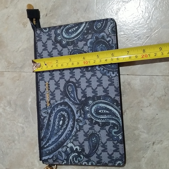 Michael kors wristlet. - Picture 8 of 8